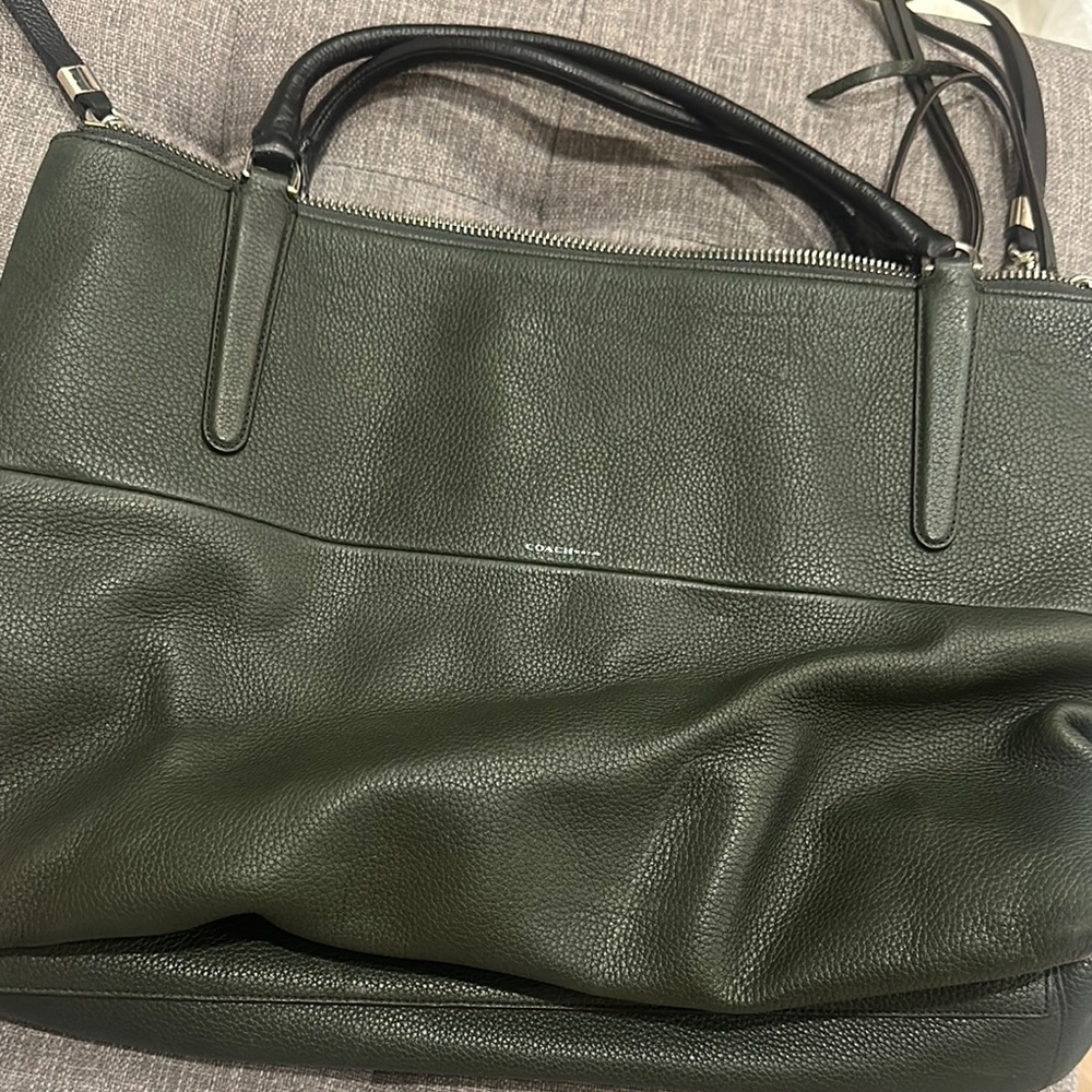 Chic Green Leather Tote with Structured Design